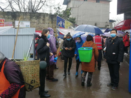 無(wú)怕風(fēng)雨，值守在場(chǎng)鎮(zhèn)卡口協(xié)助檢查出入證以及合理分流人員出入.jpg