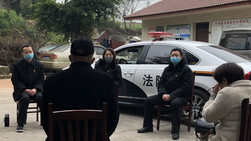白臘園村村委會(huì)現(xiàn)場(chǎng)調(diào)解一起鄰里糾紛.png