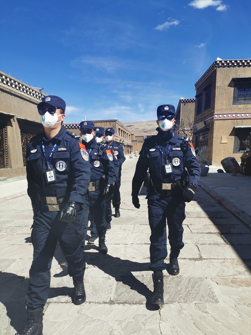 陳勇（右一）帶領干警在景區開展日常巡防.jpg