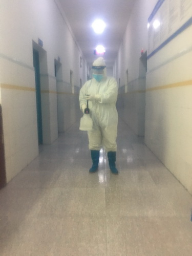 蔣麗在傳染病區消毒.jpg