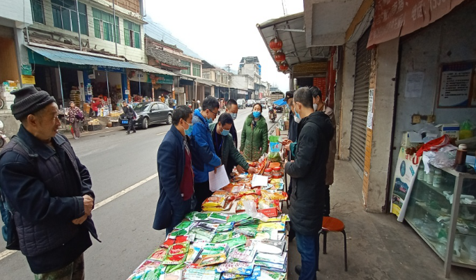 執法人員對農資經營門店進行檢查.png