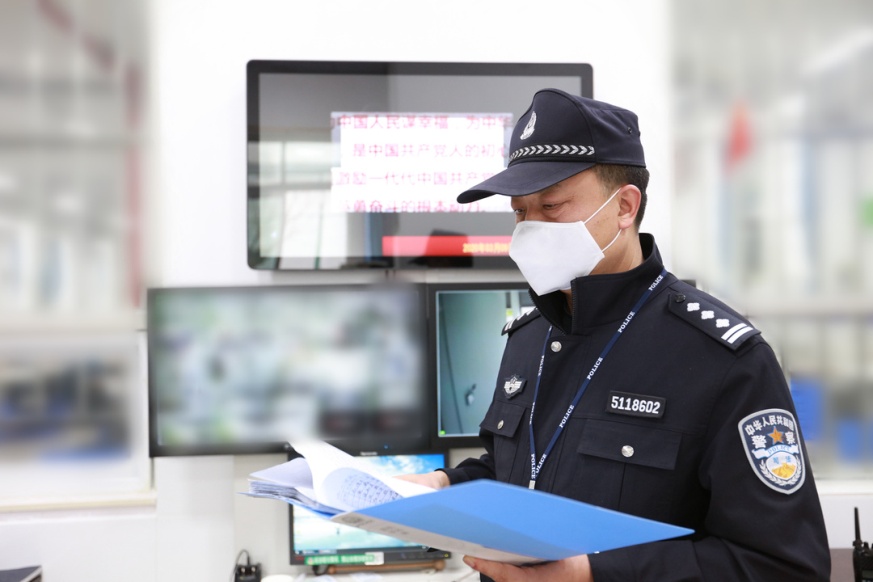 “疫”線戰(zhàn)場 總有些背影讓人感動(dòng)
