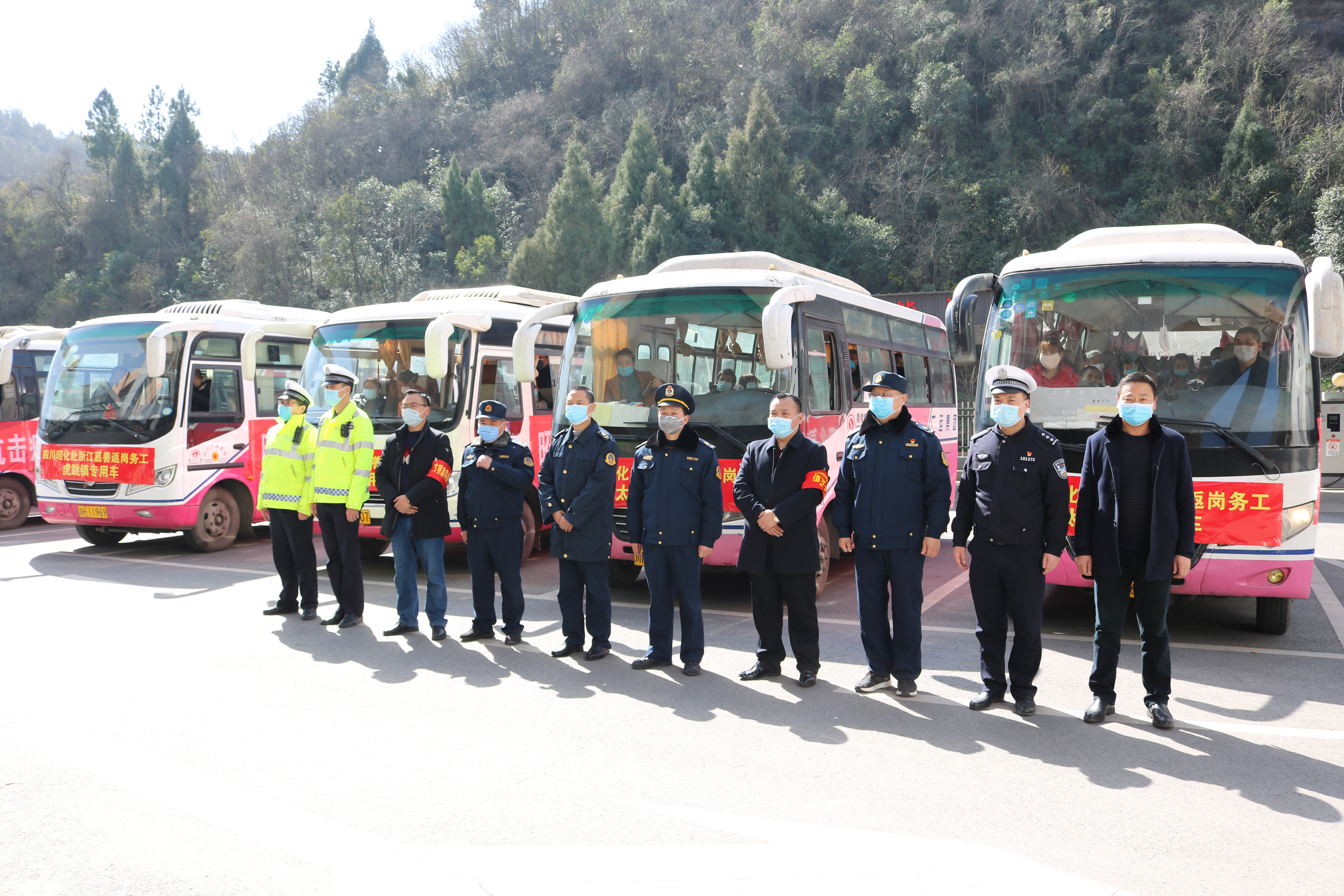 聯合多部門啟動春風行動護航返崗民工車隊.JPG