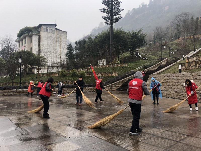580志愿者參與社區(qū)衛(wèi)生大掃除.jpg
