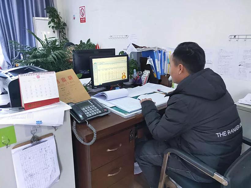 醫保局工作人員網上辦理減征相關事宜.jpg