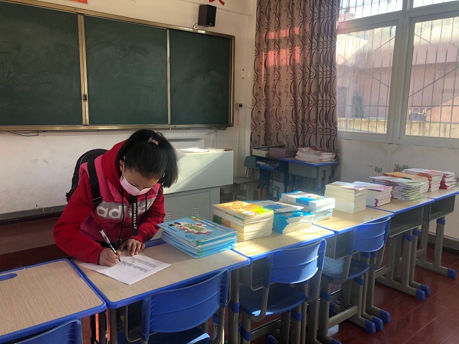 領(lǐng)取書本的學(xué)生.jpg