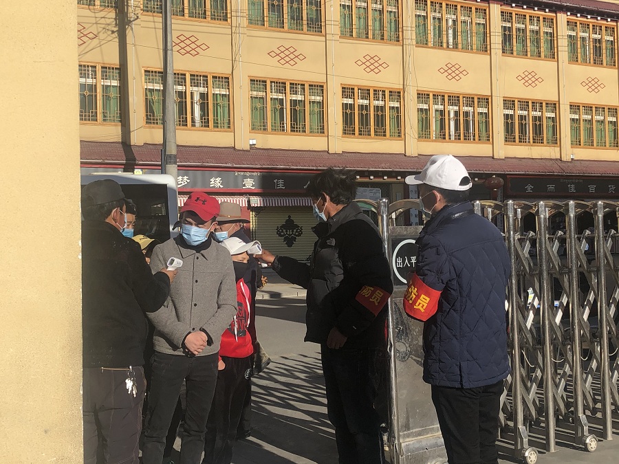 排隊檢測體溫.jpg