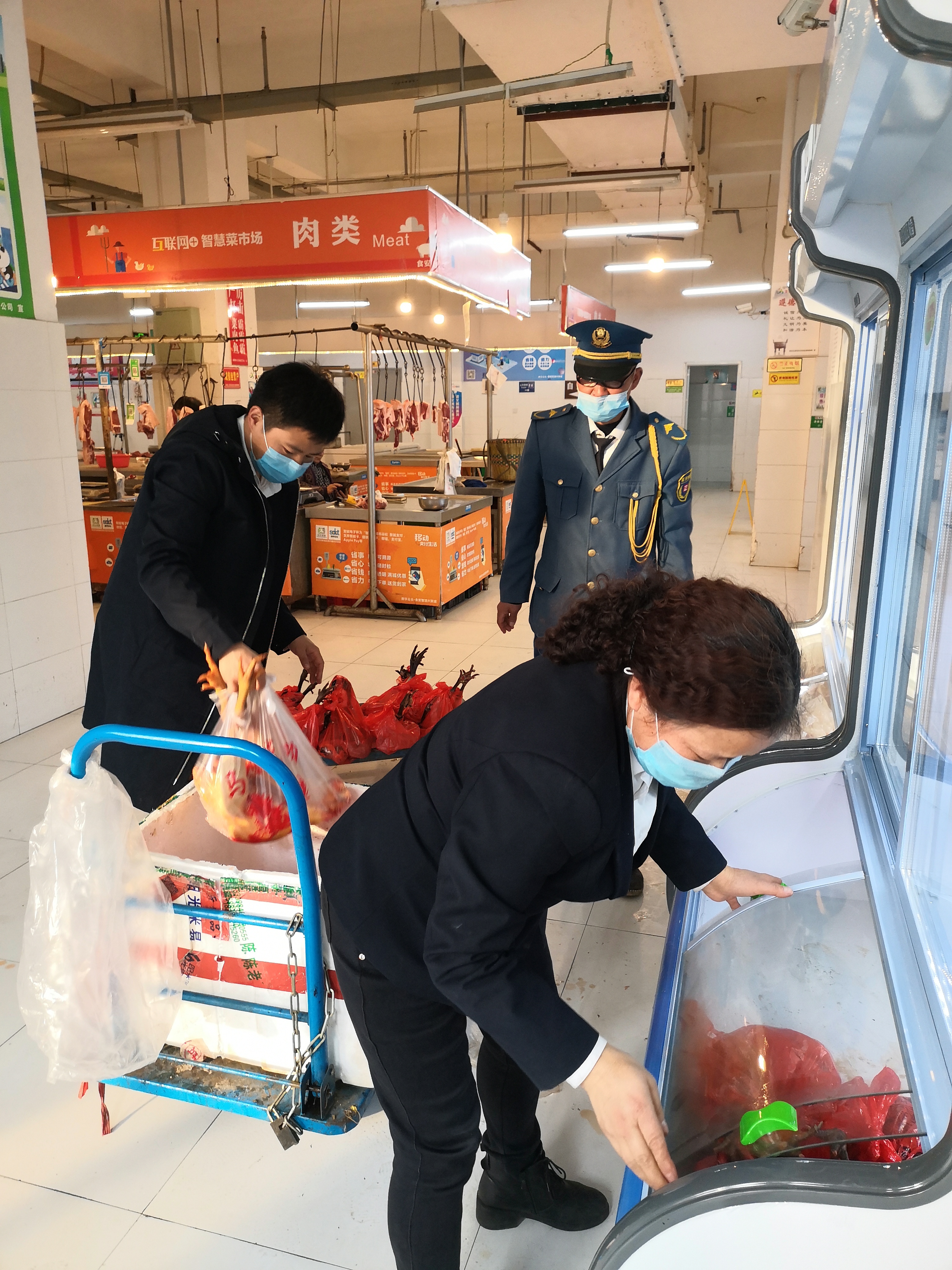 雨城區上里鎮白馬村向蜀天農貿市場提供土雞等農副產品.jpg