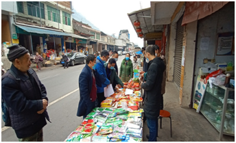 執(zhí)法人員對農(nóng)資經(jīng)營門店進行檢查.png