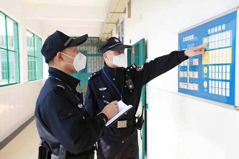 王衛(wèi)（右）查看罪犯情緒晴雨表.jpg