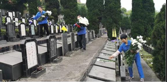 龍崗山公墓管理所組織工作人員敬獻菊花和黃絲帶，祭奠逝者.jpg