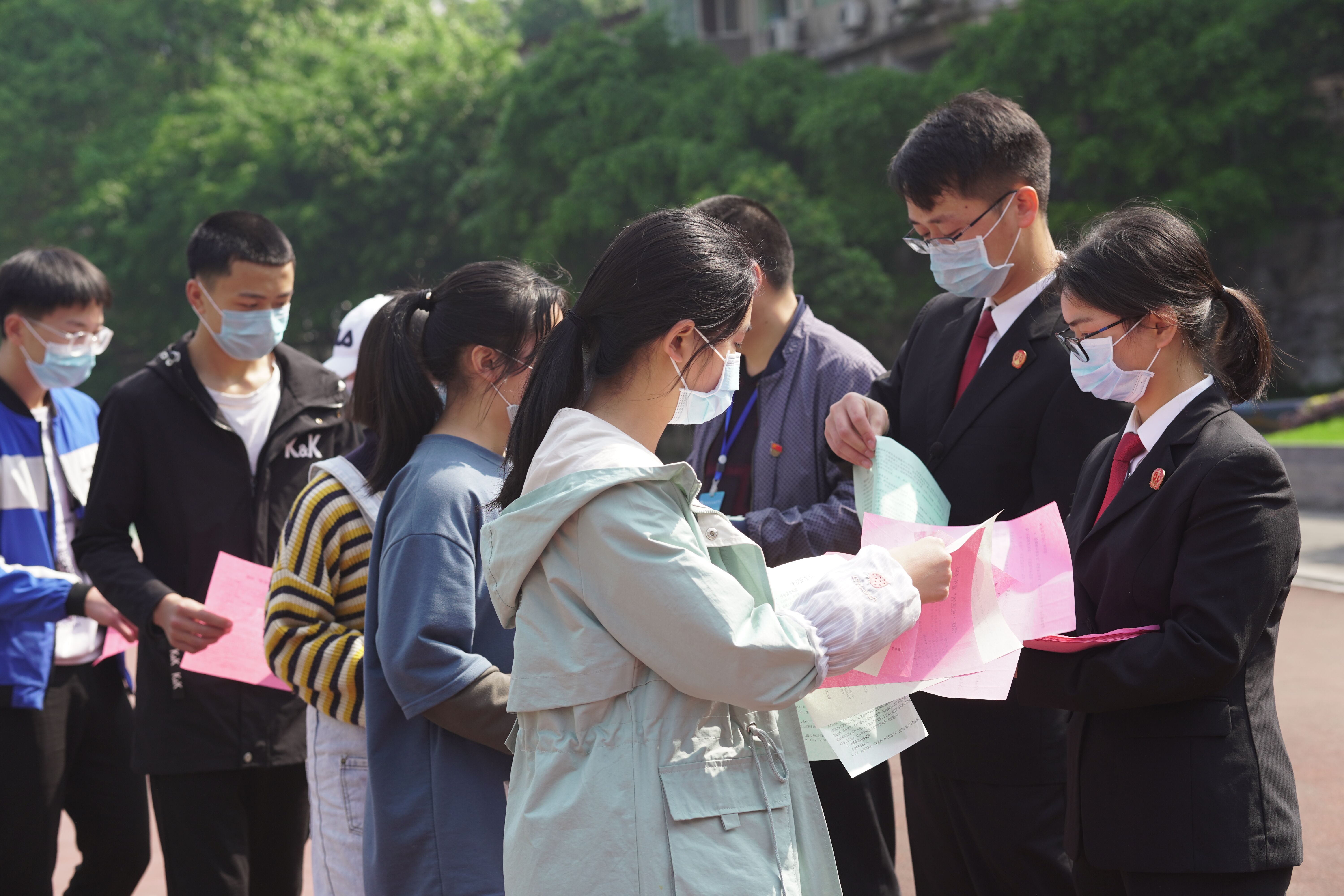 ⑥法官為學(xué)生們發(fā)放宣傳資料.jpg
