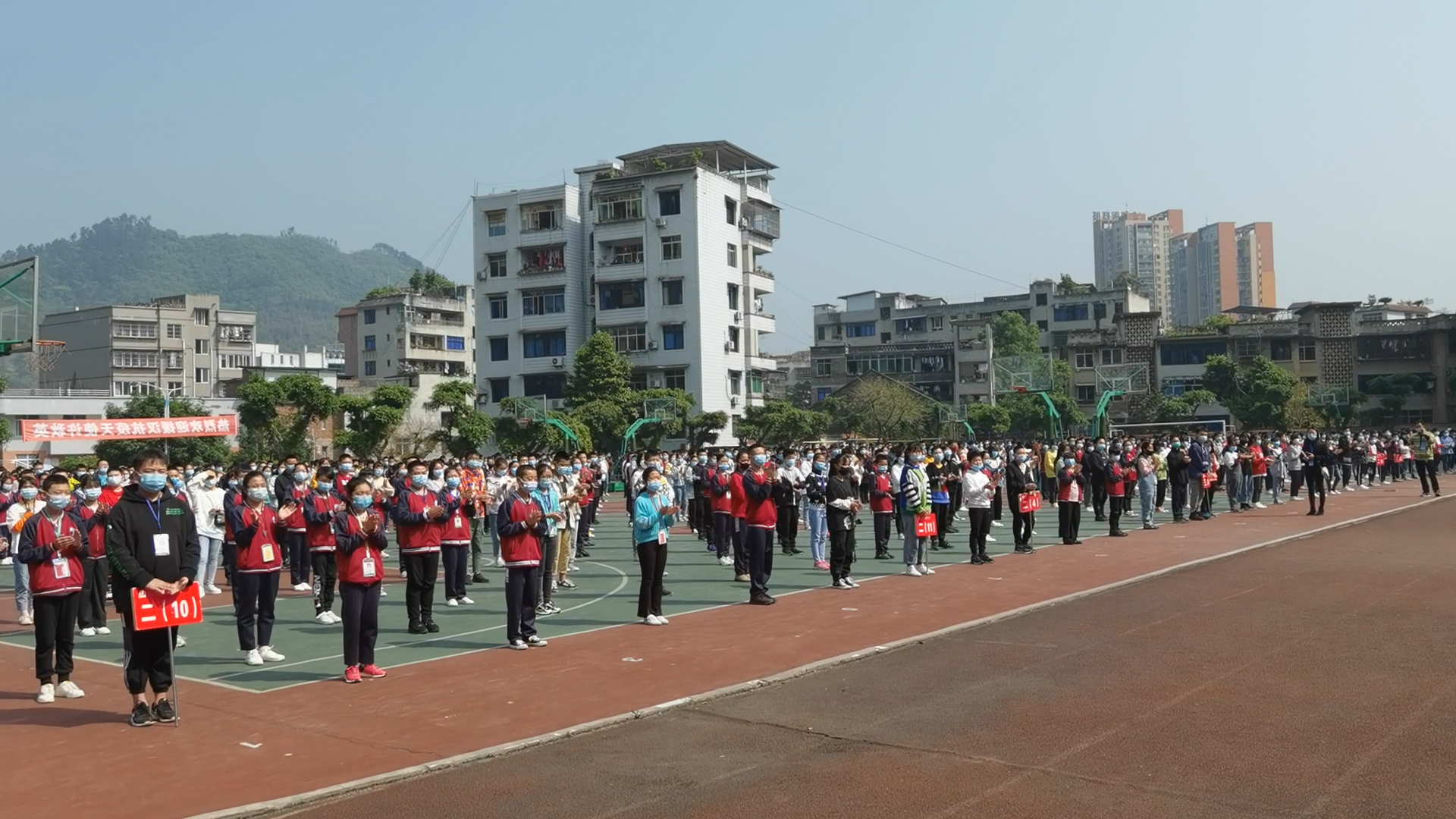 ③同學(xué)們掌聲歡迎法官的到來.jpg