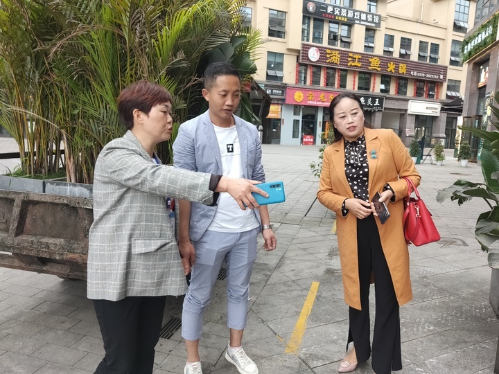盧德芬（左）與王治芬（右）發現問題后，與商家商量解決辦法.jpg