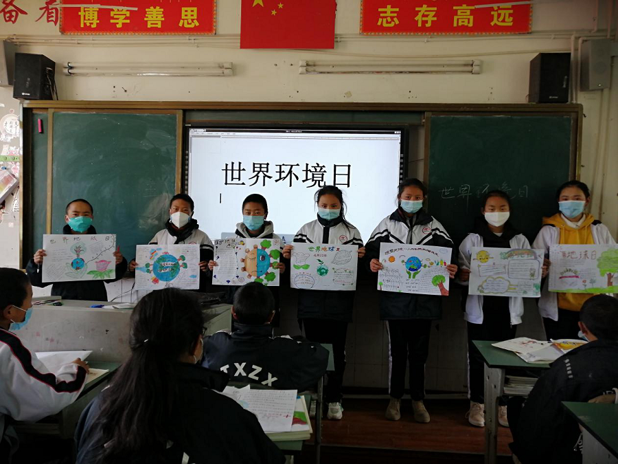 理塘縣中學學生展示手抄報.png