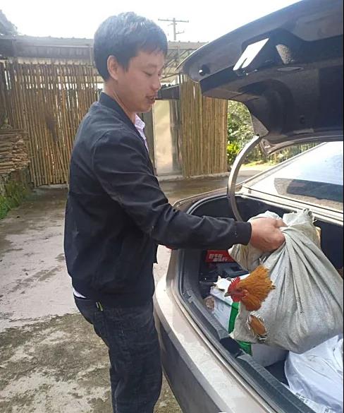 陳遵強通過朋友幫助村民賣雞.jpg