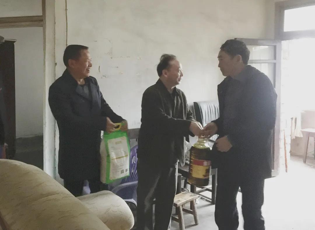 區(qū)政協(xié)主席李建敏看望慰問困難群眾.jpg