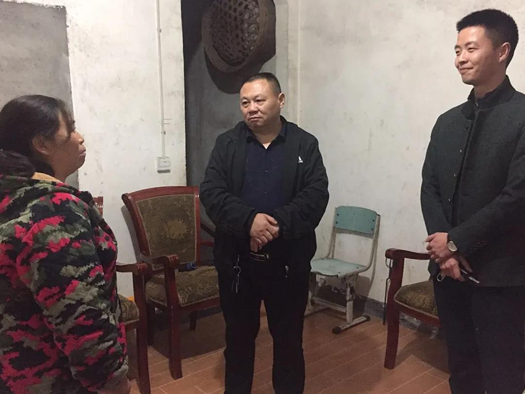 區(qū)委常委、總工會主席陳良軍看望慰問困難群眾.jpg