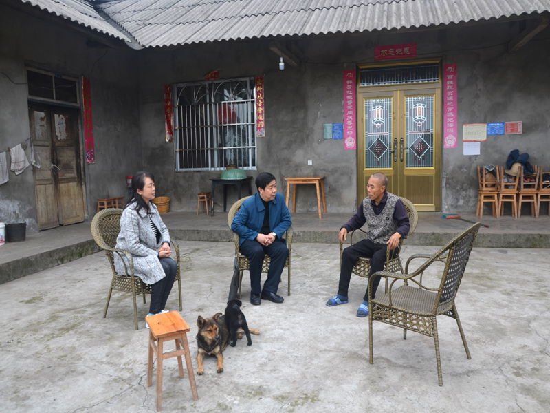 吳皓檢察長深入石麟鎮走訪救助受疫情影響困難群眾1.jpg