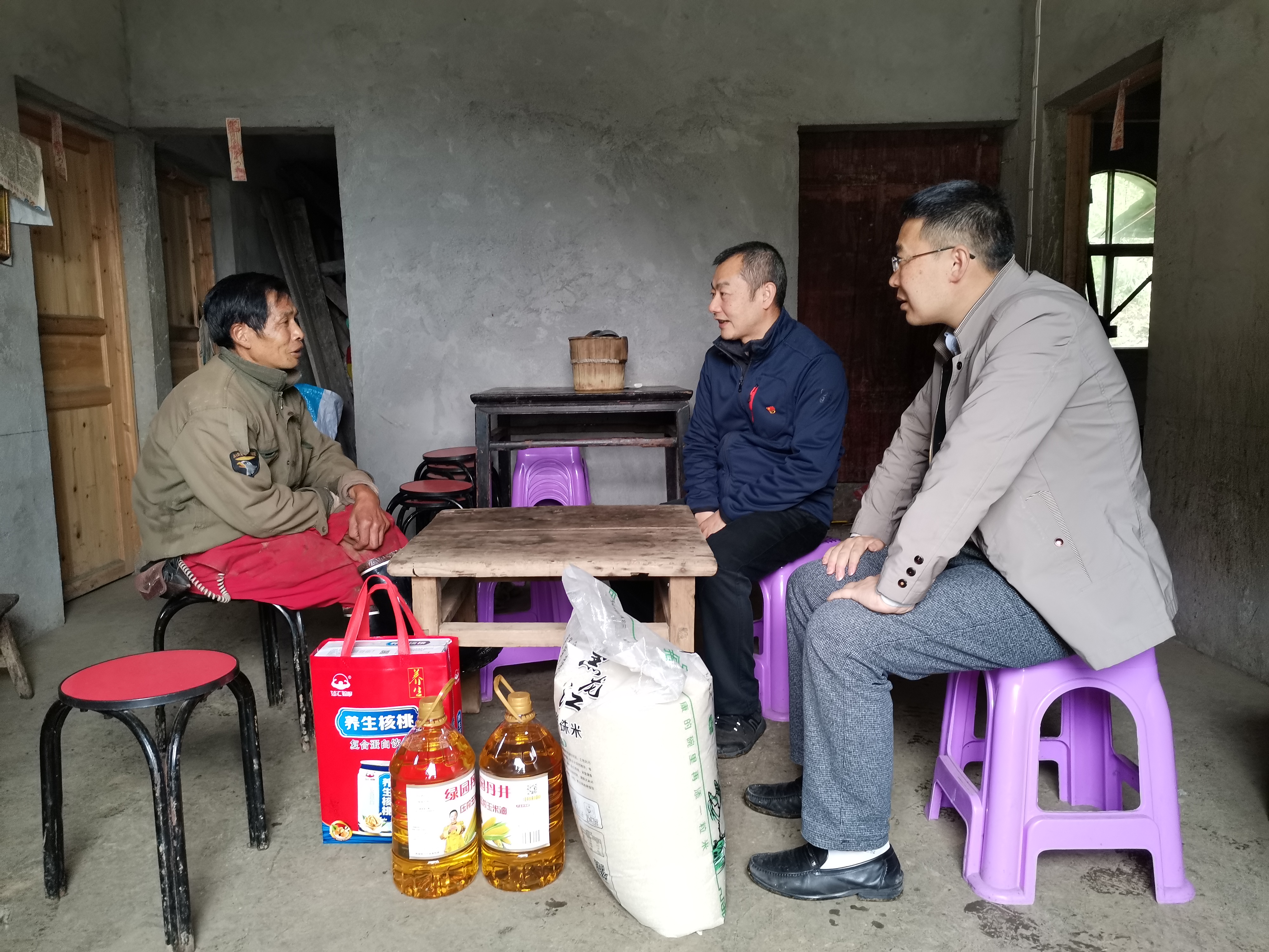 胡浩院長為貧困戶送去慰問物資.jpg