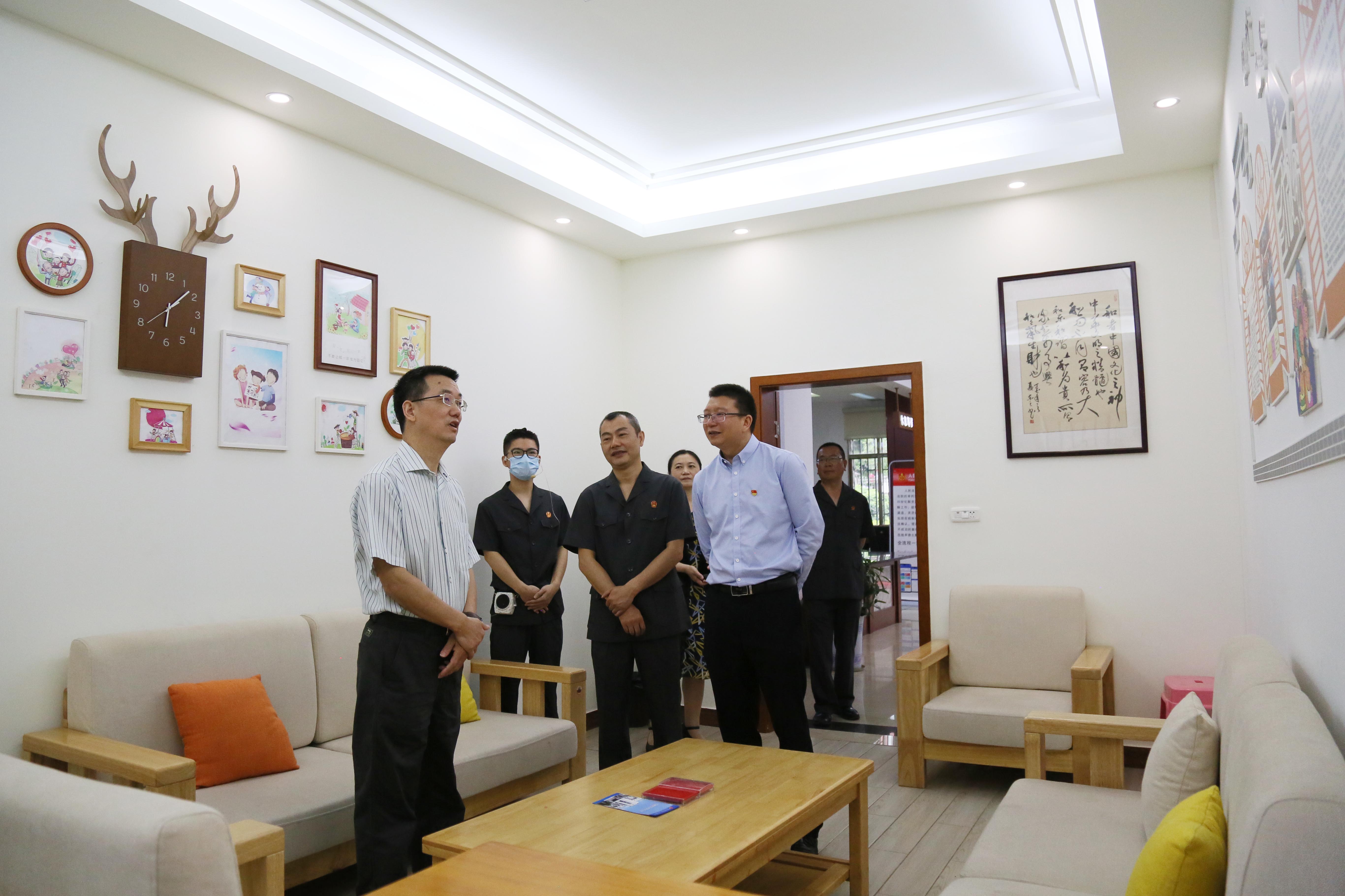 楊玉泉院長查看家事調解室.jpg