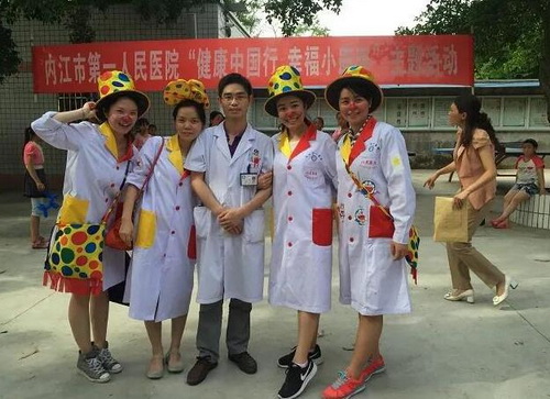 吳躍婷（右二）參加“小丑醫(yī)生”活動留影.jpg