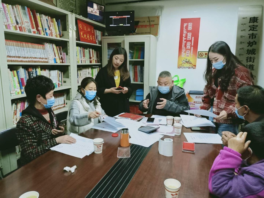 康定市法院協(xié)助社區(qū)與監(jiān)護(hù)人簽訂委托協(xié)議.jpg