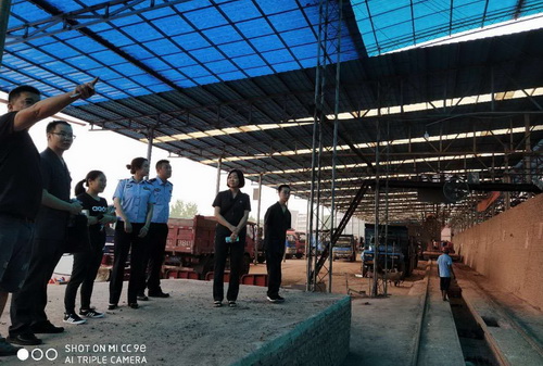 民一庭員額法官易小峰到東興區平坦鎮送法進企業.jpg