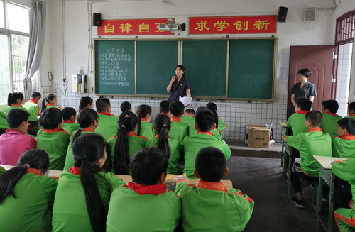 少審庭法官張春燕在東興區順河小河上法制課現場.jpg