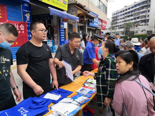 刑二庭員額法官唐強（左三）到東興區勝利街道開展法治宣傳.jpg