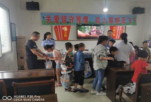 資中衛健關愛留守兒童.jpg