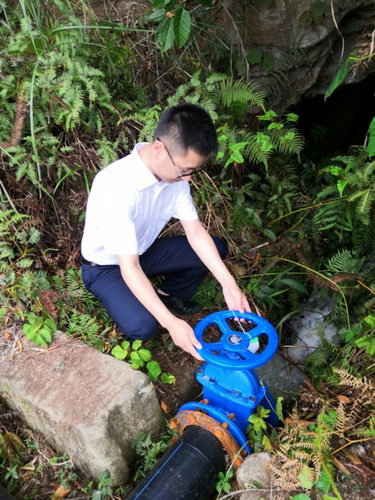 劉明坤擰開水閥.jpg