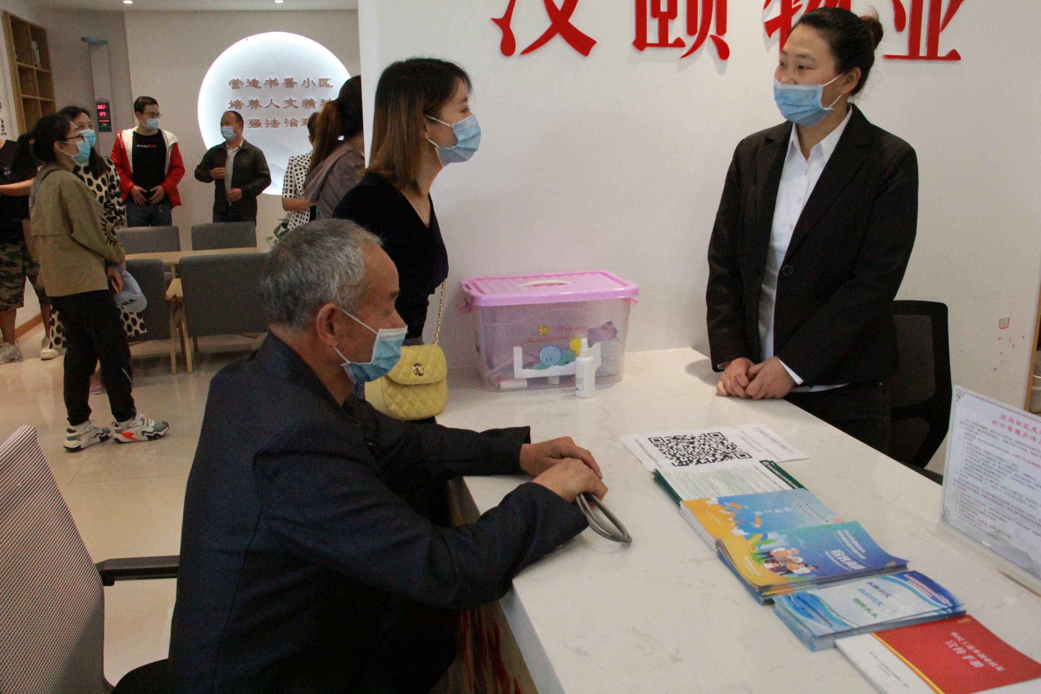 雅安雨城小區居民在物管辦理人社業務.jpg