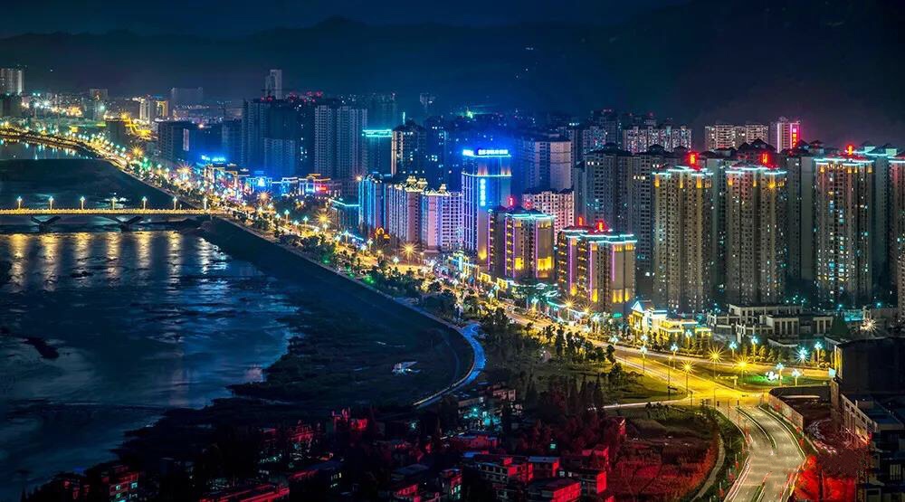 雨城夜景 戴國宏攝.jpg