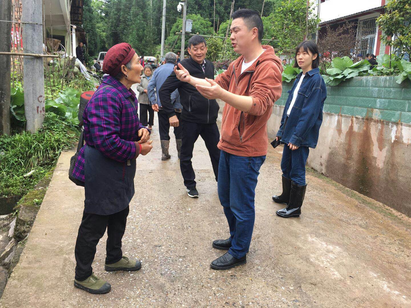 周川向貧困戶宣講政策，動員其修繕房屋.jpg