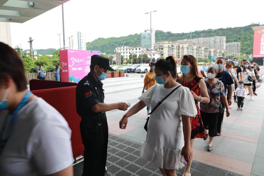 市民接受體溫檢測.jpg