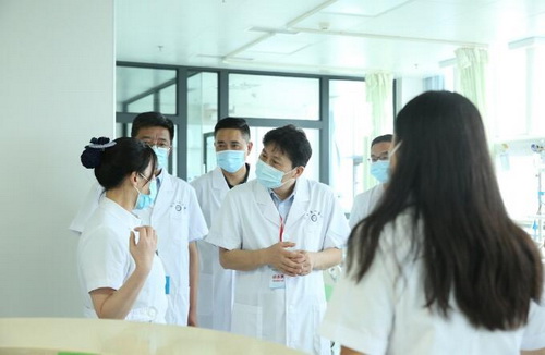 圖一：潘速躍教授對卒中中心管理工作進行現(xiàn)場檢查.jpg