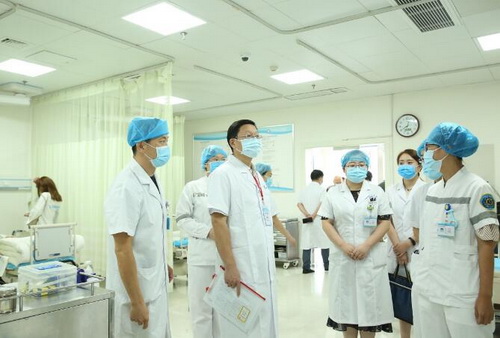 圖二：張帆教授現(xiàn)場檢查卒中綠色通道.jpg