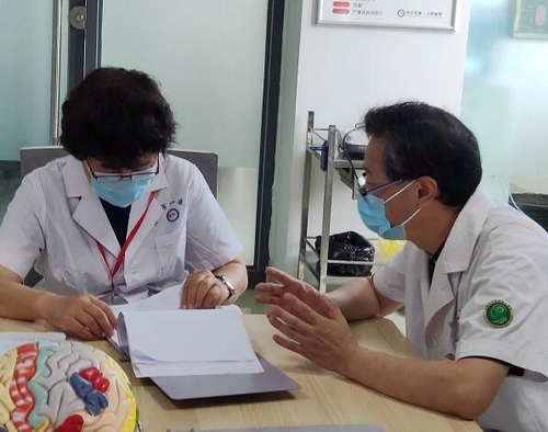 圖三：牛小媛教授走訪檢查神經內科、神經重癥、心內科和內分泌科 .jpg