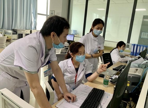 圖五：尹恝教授針對信息化建設、健康管理、宣教、培訓等方面進行現(xiàn)場檢查.jpg