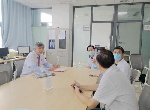 圖六：史懷璋教授現(xiàn)場檢查了神經外科、康復科.jpg