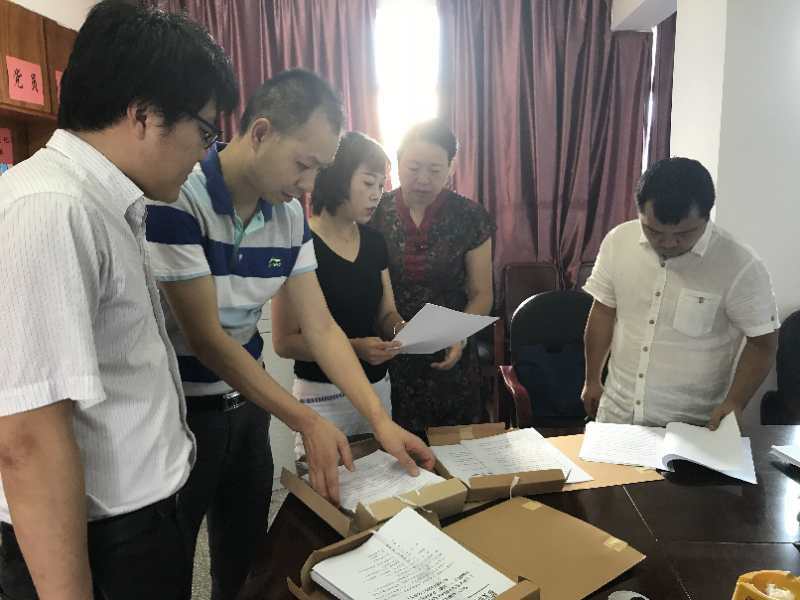 駐區教育局紀檢監察組檢查區教育局相關檔案資料.jpg