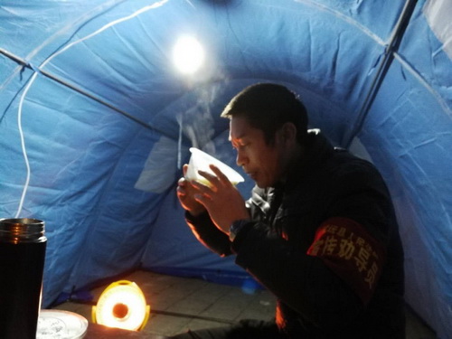 李玉忠在疫情防控卡點上值夜班.jpg