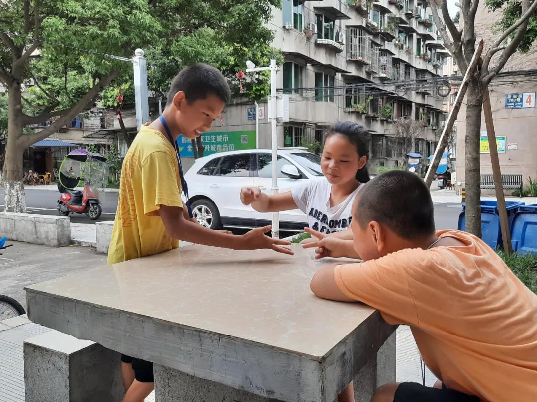 小孩在小區里玩耍_wps圖片.jpg