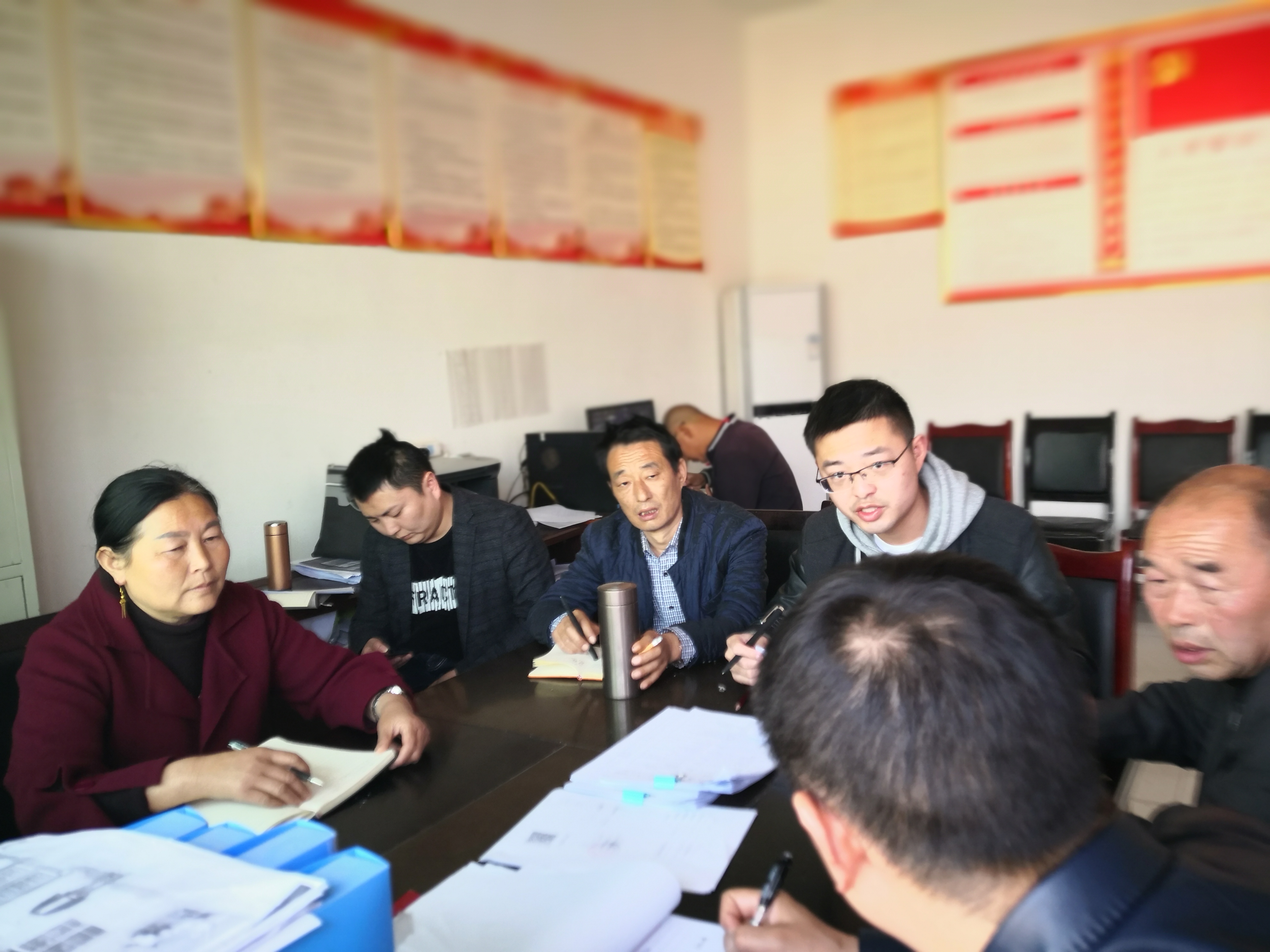 圖一：李星和村兩委干部研究幫扶措施.jpg
