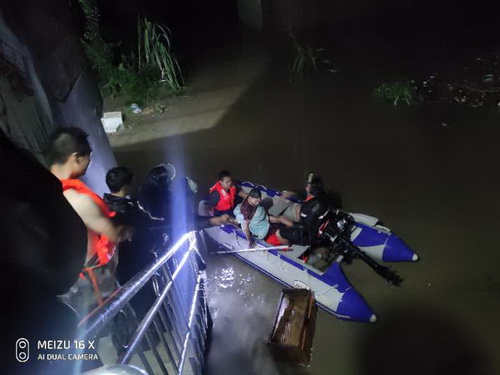 冒雨?duì)I救蘇家灣社區(qū)被困群眾.jpg