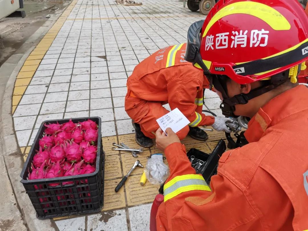 放下就跑——兩位黑衣青年_wps圖片.jpg
