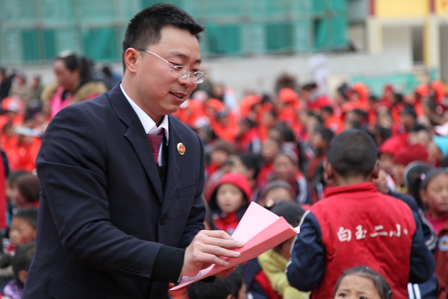 吳小兵檢察官深入縣二完小開展未成年人法治宣傳并發放宣傳資料2.JPG