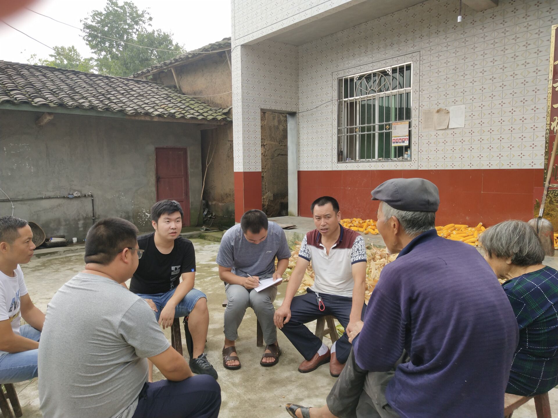 涂輝杰（左三）參與走訪貧困群眾.jpg