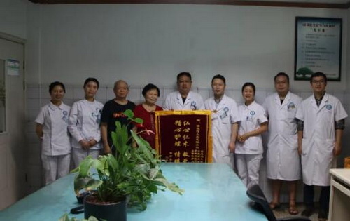 錦旗送隆醫.jpg